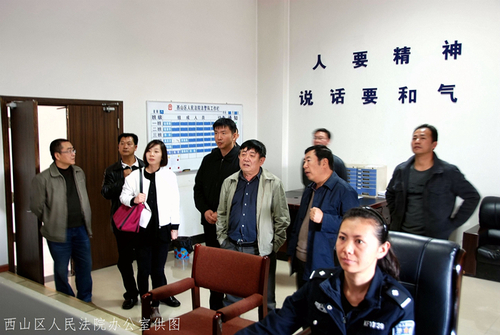 4_何家华院长向检查组介绍我院监控中心相关情况 4_何家华院长向检查组介绍我院监控中心相关情况
